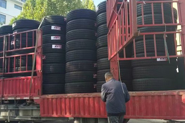 Neumáticos para camiones enviados a Kazajstán