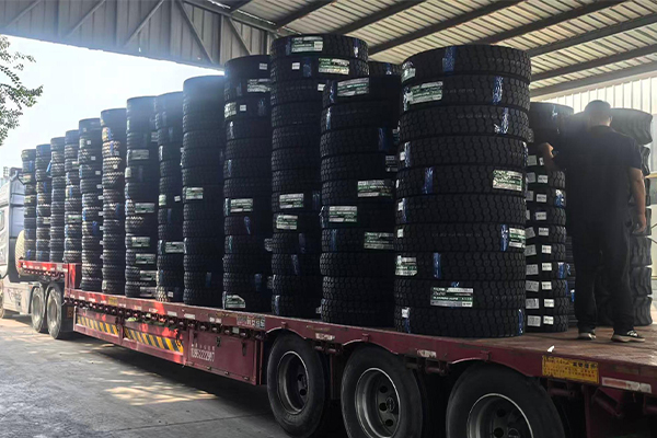 Neumáticos para camiones enviados a Tayikistán