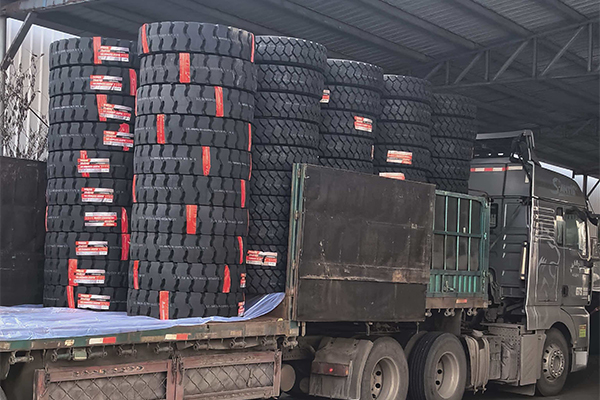 Neumáticos mineros enviados a Asia Central