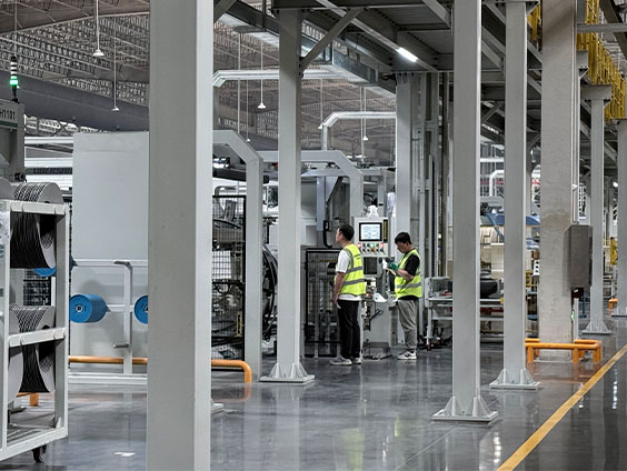 Trabajadores que operan maquinaria para fabricar neumáticos