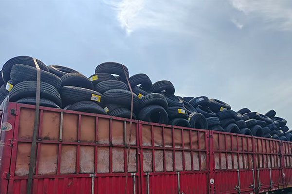 Entrega de neumáticos para pasajeros y camiones ligeros a Kirguistán